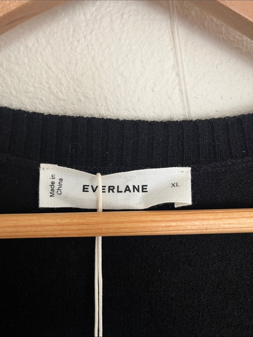 Everlane Black V-Neck Cashmere Pullover Sweater - NWT - Picture 2 of 3